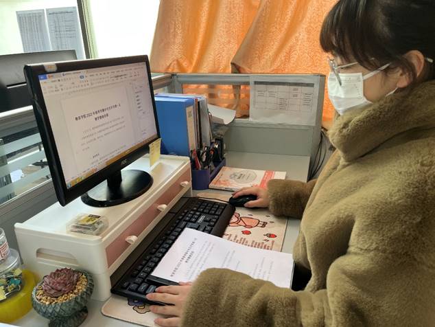 桌子上摆放着广告卡片和电脑低可信度描述已自动生成